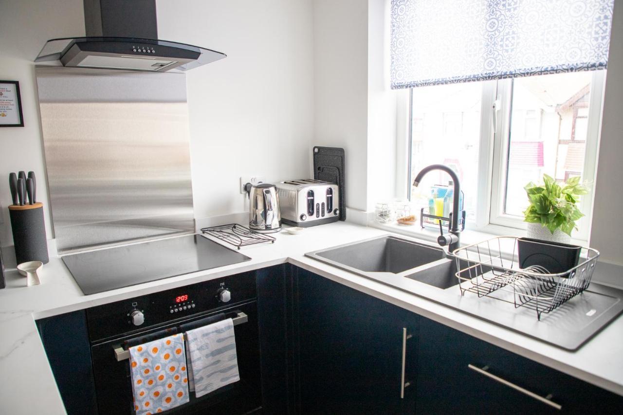 Wave Stays - First Floor Apartment Кливлис Екстериор снимка