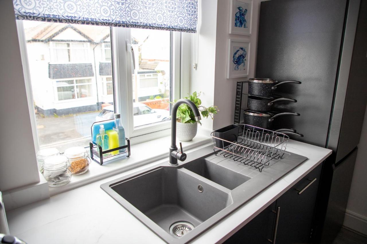 Wave Stays - First Floor Apartment Кливлис Екстериор снимка